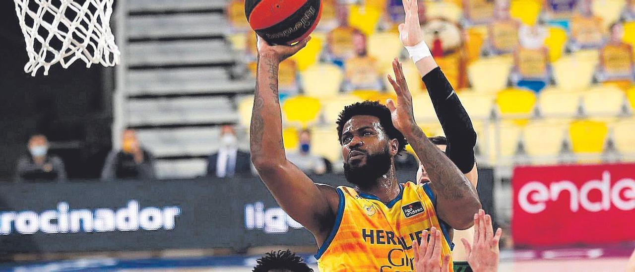 Earl Clark, que fue cortado ayer, lanza a canasta en un partido del Granca de la actual temporada.