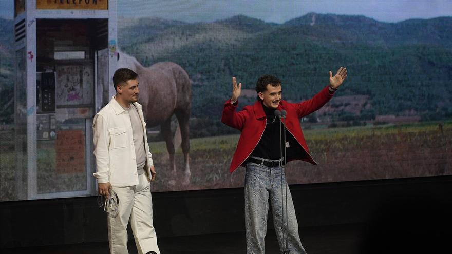 The Tyets recogiendo uno de los cuatro galardones en los premios Enderrock