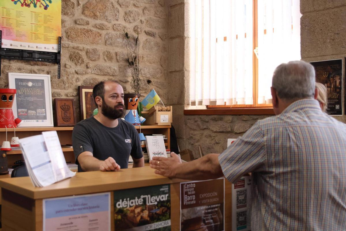 Alberto Ramos en la Oficina de Turismo de Fermoselle