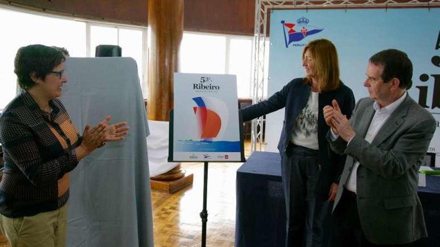 El alcalde de Vigo aplaude el diseño del cartel para la regata.
