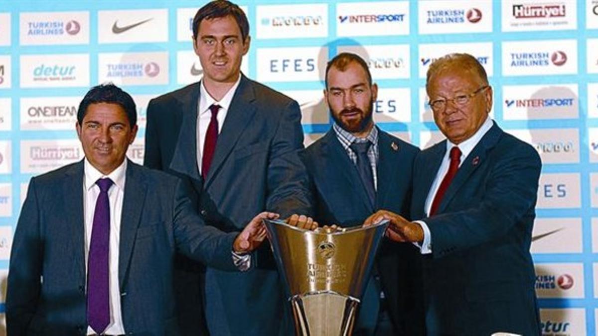 Pascual, Lorbek, Spanoulis e Ivkovic posan con la copa en Estambul.