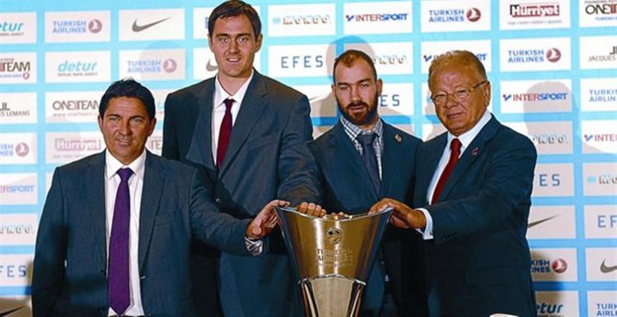 Pascual, Lorbek, Spanoulis i Ivkovic posen amb la copa a Istanbul.