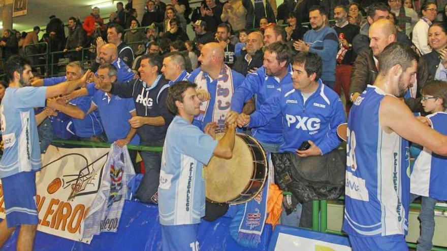Jugadores del Peixegalego saludando a los aficioandos en las gradas. // Santos Álvarez