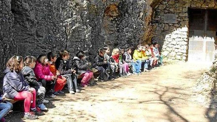 Un grup d&#039;escolars durant una visita a les coves del Toll de Moià