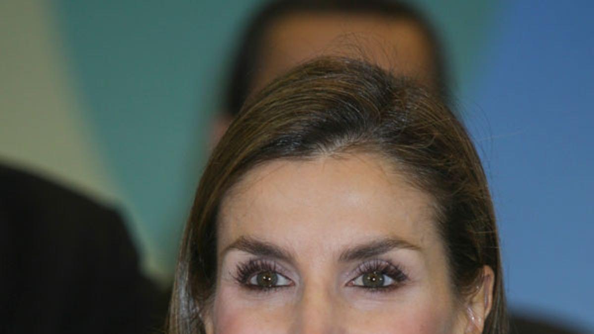 Letizia Ortiz con pendientes perlas de Tous