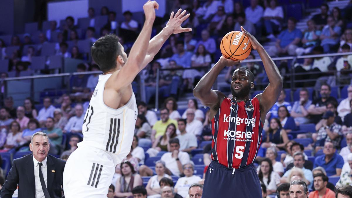Omoruyi lanza a canasta en una acción del Real Madrid - Baskonia.