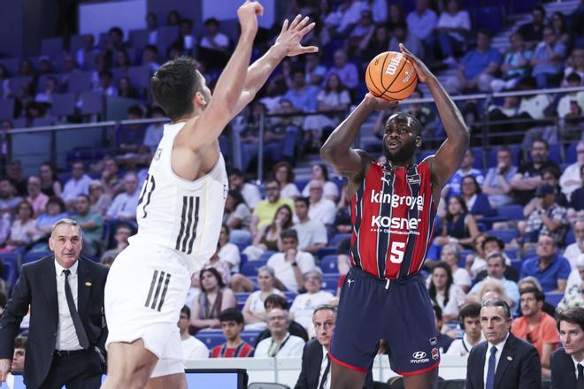 El Madrid prolonga su caída ante el Baskonia