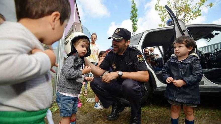 Los agentes de la Comisaría visitan la &quot;Galiña Azul&quot;  |  La Delegación de Participación Ciudadana de la Policía Nacional realizó ayer una pequeña exhibición de medios materiales a los alumnos de la escuela infantil &quot;A Galiña Azul&quot; de A Parda. Una visita de la que disfrutaron enormemente los pequeños no solo por poder conocer a los policías nacionales y la labor que desarrollan sino por poder subirse y hacer sonar las sirenas de los coches patrullas o poder ponerse sus cascos, pudiéndose sentir como auténticos policías por una mañana.