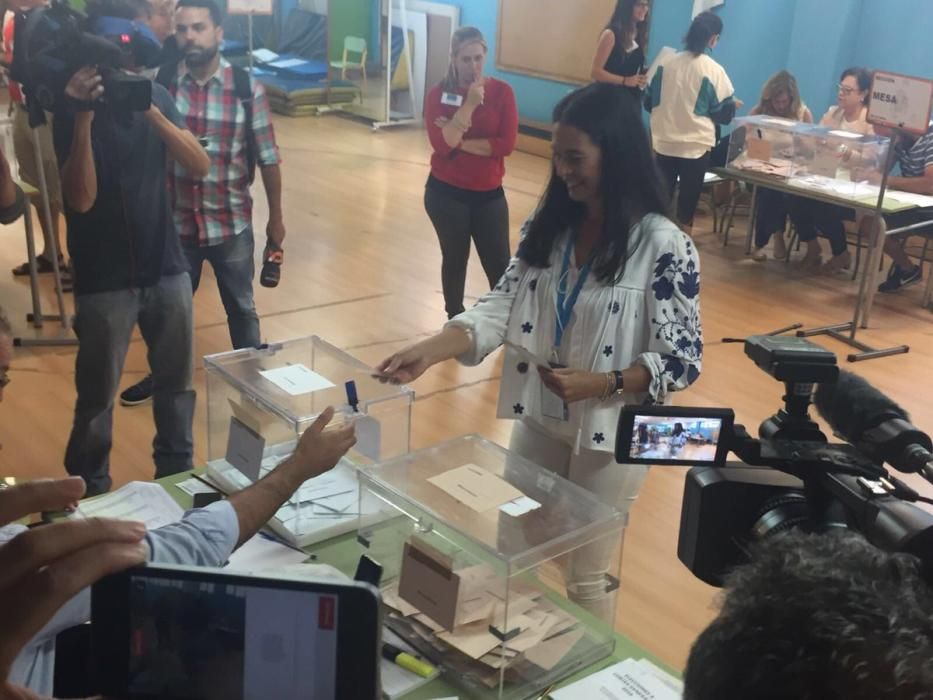 La candidata del PP al Congreso por Las Palmas, María del Carmen Hernández Bento, en el colegio electoral donde hoy depositó su voto.