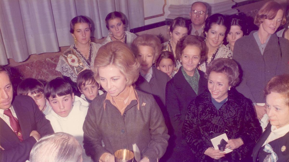La Reina Doña Sofia en la basílica de la Virgen del Lledó, en 1976, donde recibió un cáliz y el pergamino de su nombramiento como Camarera Mayor de la Real Cofradía.