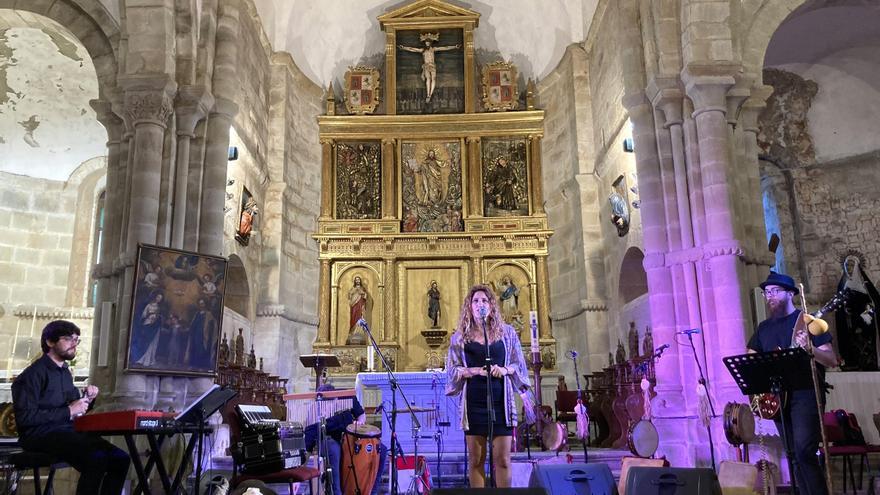 Anabel Santiago deslumbra en el Cornellana con sus cantos del Camino: “Es maravilloso que este monasterio se abra a la música”