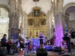 Anabel Santiago deslumbra en el Cornellana con sus cantos del Camino: “Es maravilloso que este monasterio se abra a la música”