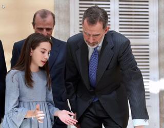 El Rey preside un minuto de silencio por el 11-M junto a niños de toda España