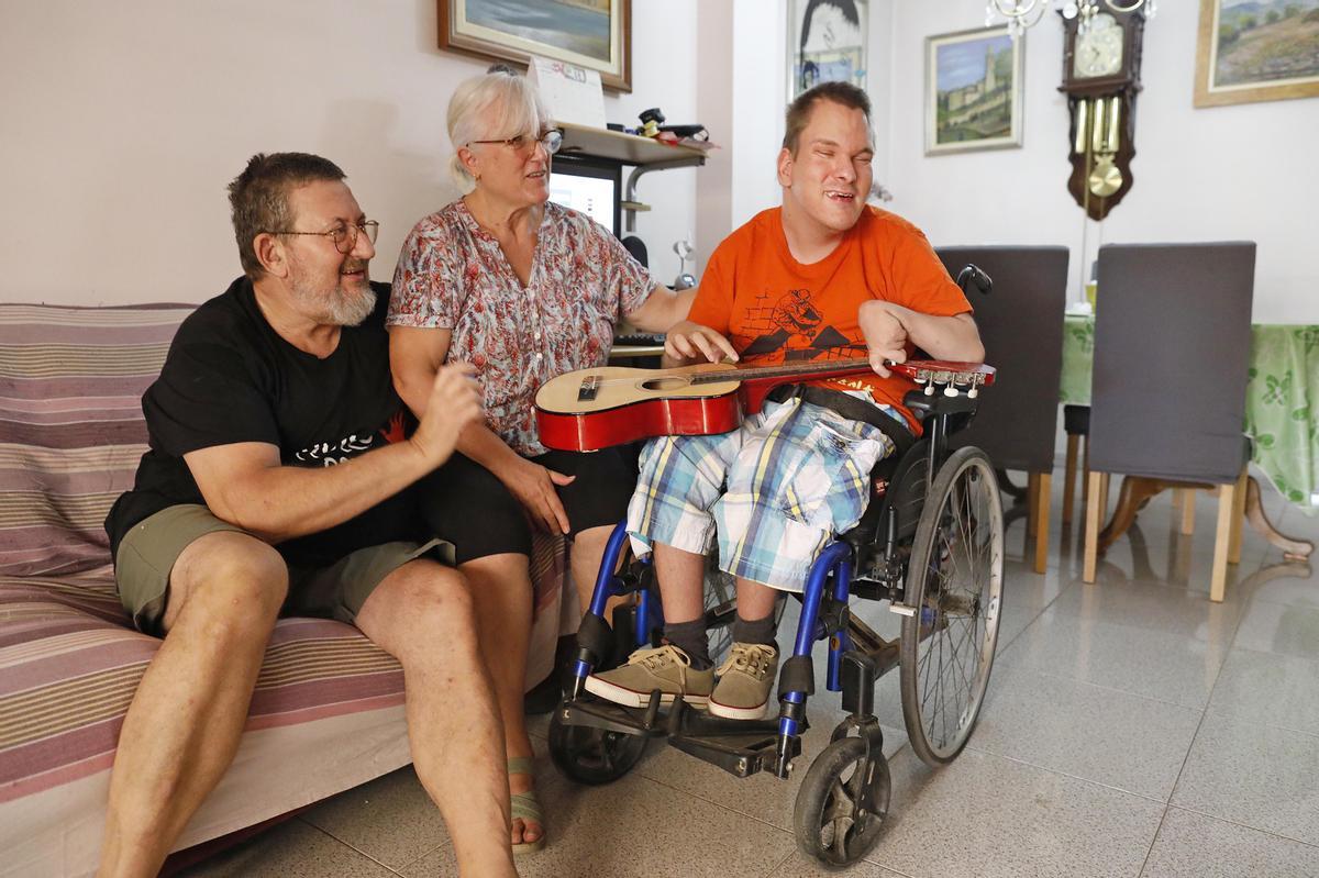 La mare d’un jove amb paràlisi cerebral: «Necessito tancar-me cinc minuts al lavabo per desconnectar»