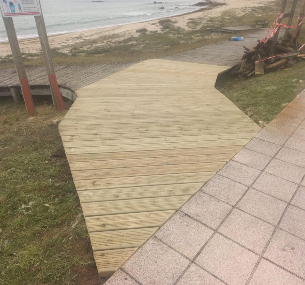 Una de las bajadas
instaladas en la playa
de Raeiros.  |  FdV