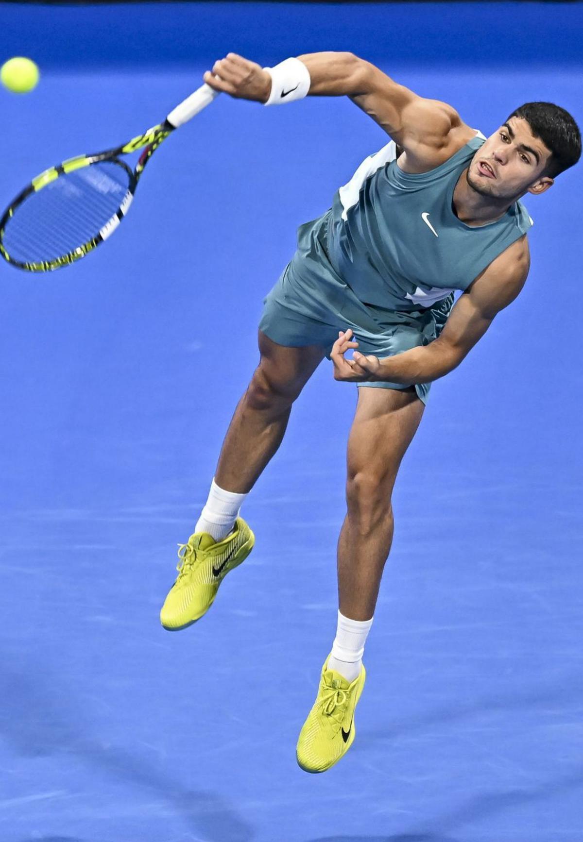 Carlos Alcaraz, realizando un saque en el torneo de Catar de este año.