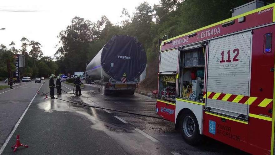 Personal de Emerxencias de A Estrada, enfriando ayer las ruedas del tráiler.  // Emerxencias de A Estrada