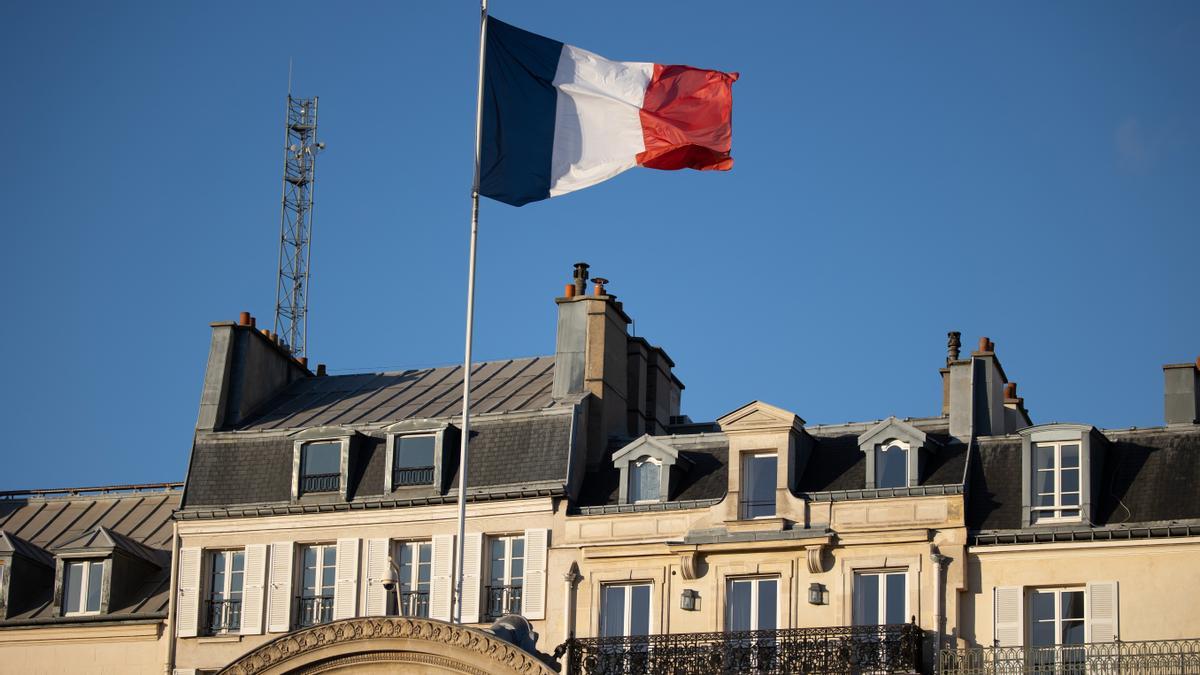 Bandera de Francia en el Palacio del Elíseo.