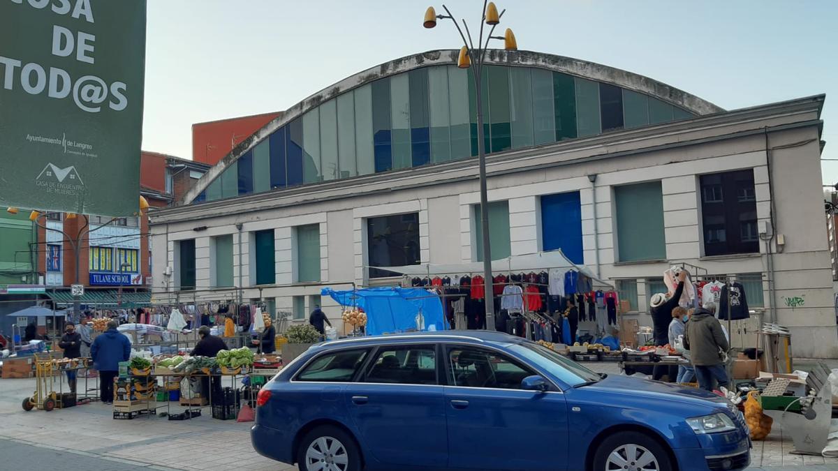 Puestos en día de mercado, junto a la plaza de abastos de La Felguera