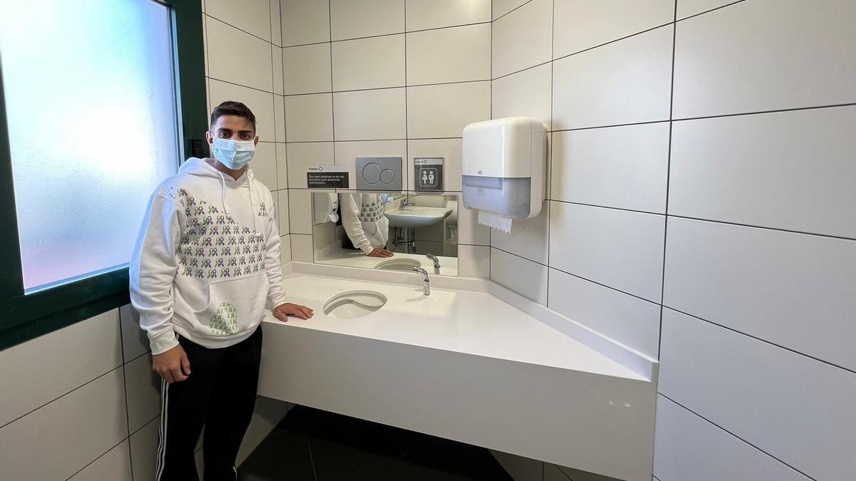 Imagen del nuevo baño para pacientes ostomizados instalado en el Hospiten Bellevue.