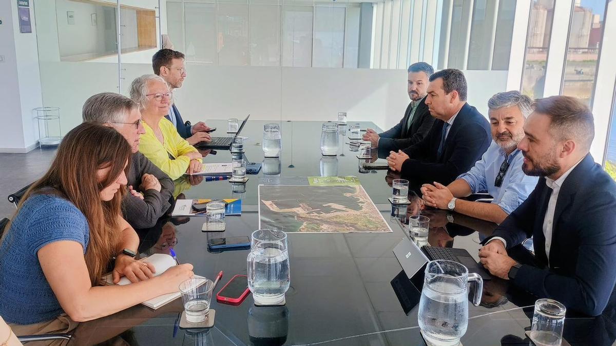 Una imagen de la reunión de esta mañana, con Alejandro Calvo, a la derecha, de azul en el centro, y el coordinador europeo sentado enfrente