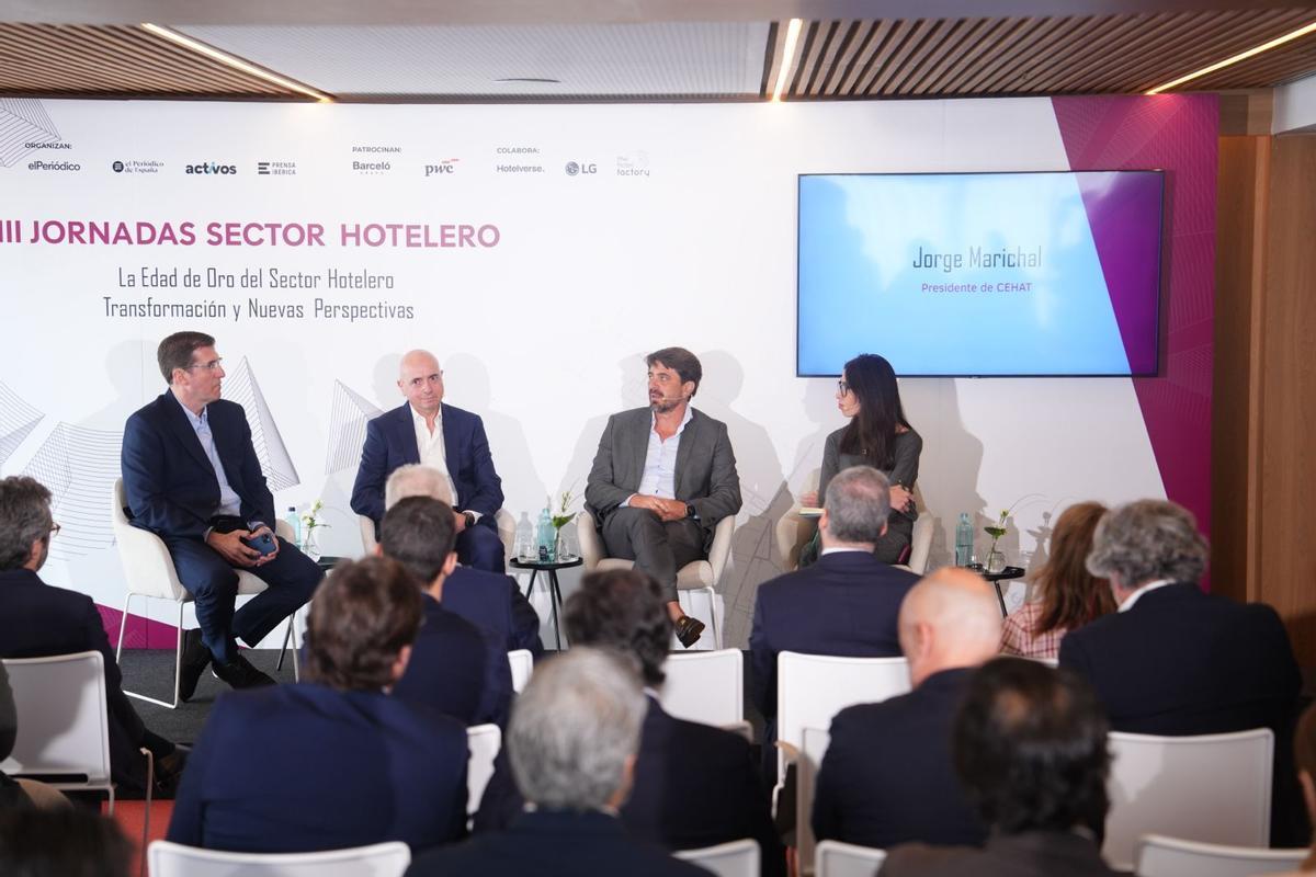 Miguel Salom Moll, socio director de Madrid de The Hotel Factory; Francisco Ramírez, director general de B2B en LG Electronics España; Jorge Marichal, presidente de CEHAT y Sara Ledo, periodista de EL PERIÓDICO.