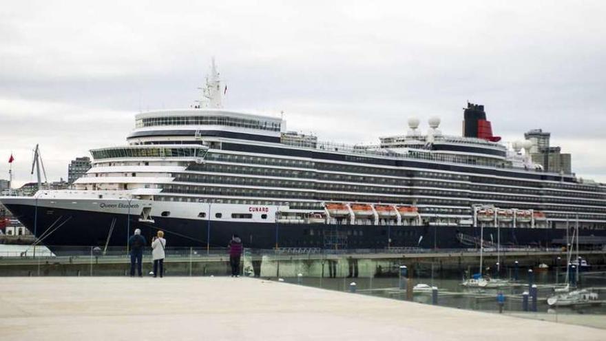 El &#039;Queen Elizabeth&#039;, atracado ayer en A Coruña.