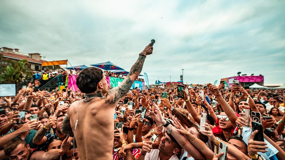 Miles de jóvenes disfrutan de una de las actuaciones del Reggaetón Beach Festival, celebrado en Tenerife.
