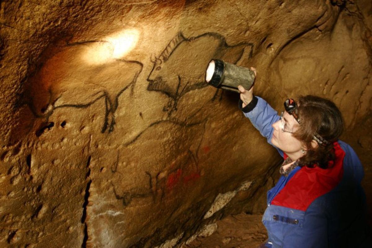 El mito de la caverna en trazo astur