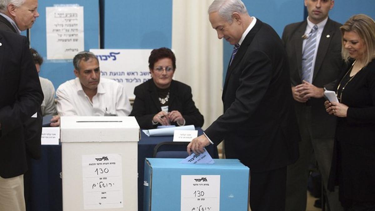 El primer ministro israelí y líder del Likud, Benjamin Netanyahu, deposita su voto durante la celebración de las primarias del partido, el martes en Jerusalén.