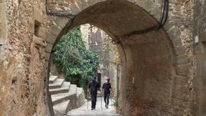 Dos excursionistas en el pueblo de Madremanya, en el Gironès, a primeros de diciembre del año pasado.