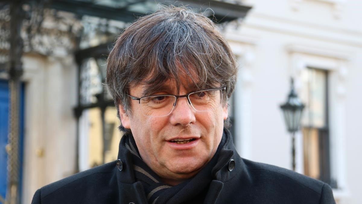 Carles puigdemont durant l atenci als mitjans