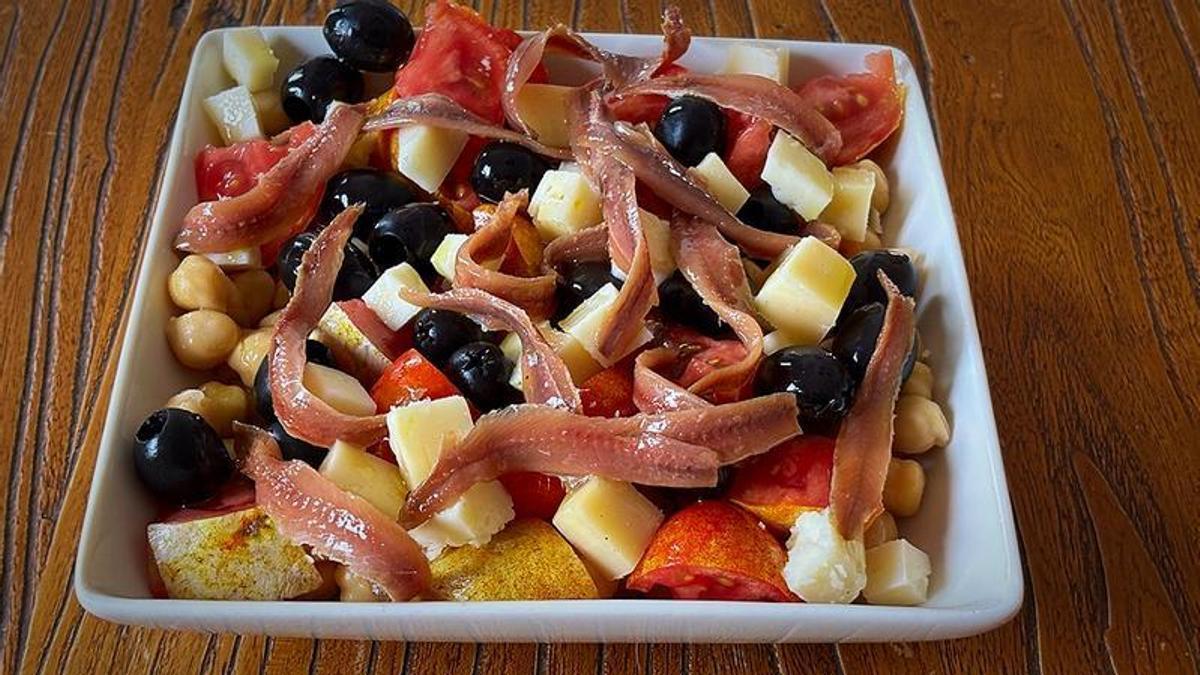 Ensalada de garbanzos con anchoas.