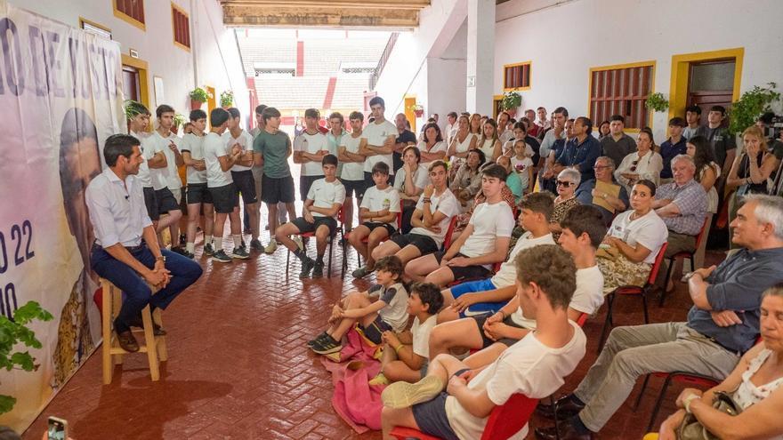 El torero Emilio de Justo visita la escuela taurina de Badajoz