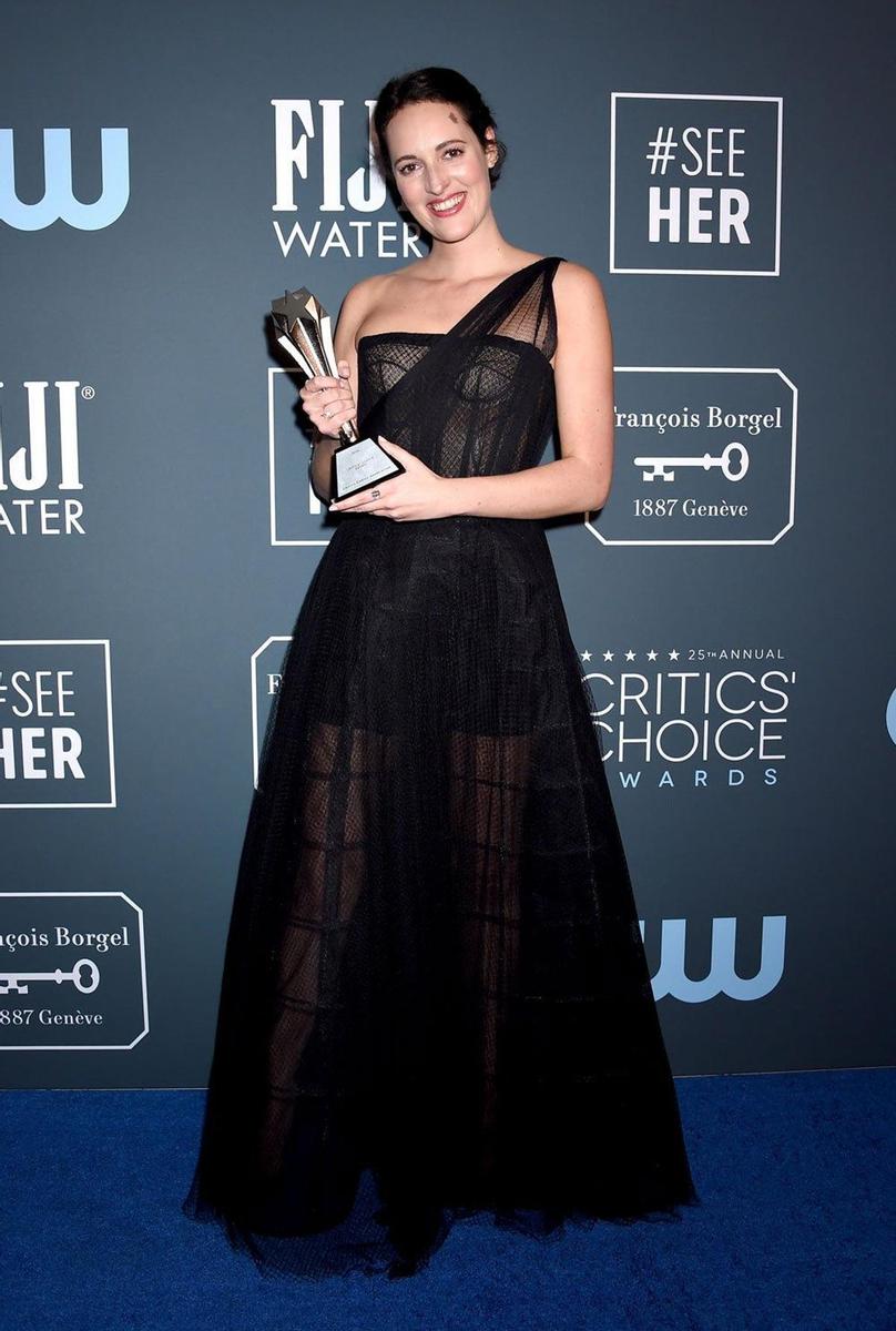 Phoebe Waller-Bridge posó con su galardón de los premios Critic's Choice Awards 2020