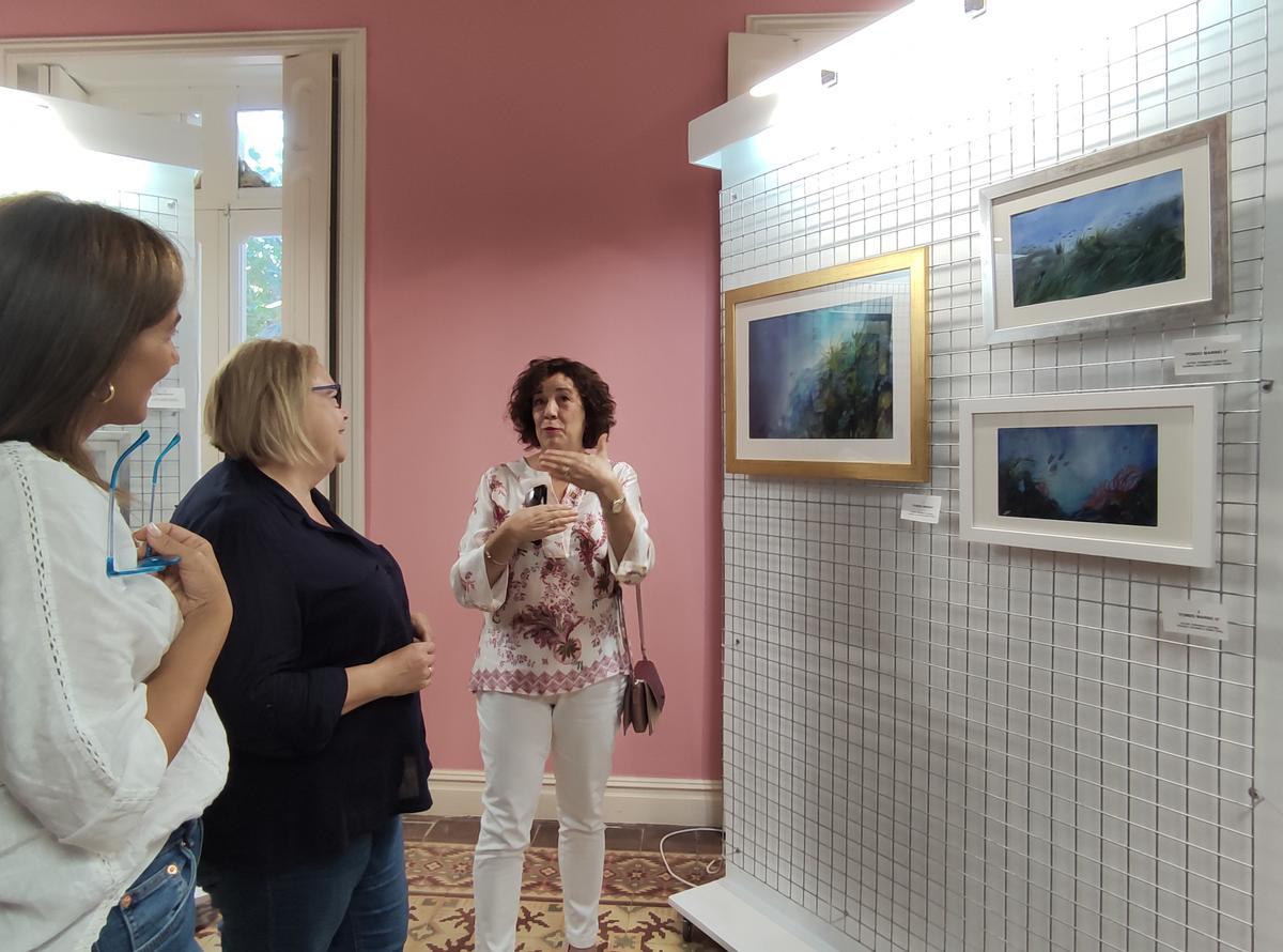 La artista explica la exposición durante la presentación. / E. P.