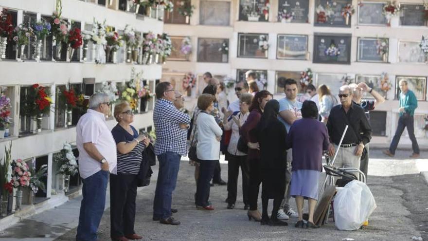 Miles de castellonenses honran a sus difuntos