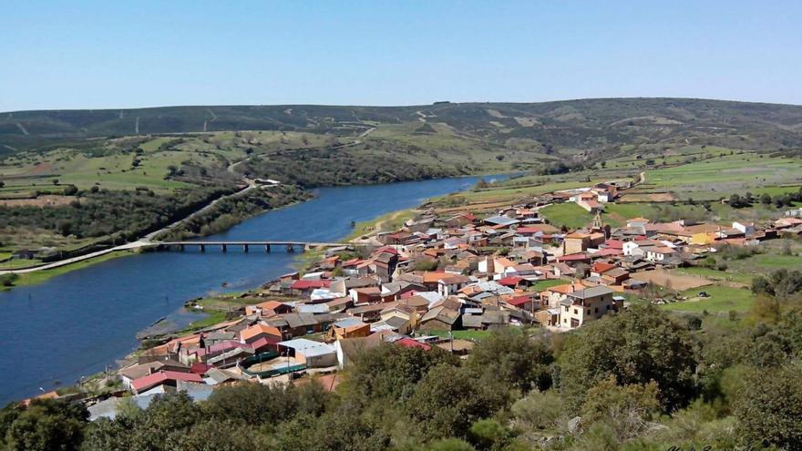 Vista aérea del pueblo de Vegalatrave, una de las sedes del Día de la Comarca. | Chany Sebastián