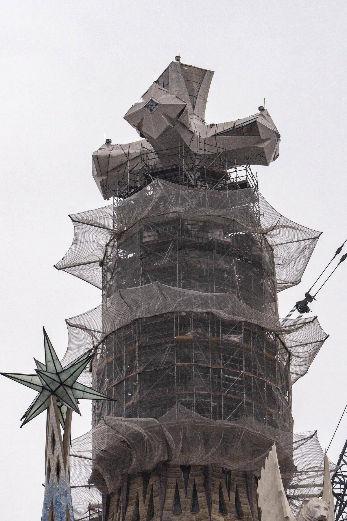 La cruz que corona la Sagrada Família, visible desde toda Barcelona sin andamios