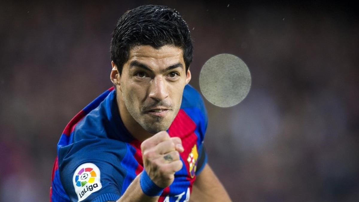 Luis Suárez celebra el primer gol del Barça, marcado con una espectacular tijera.