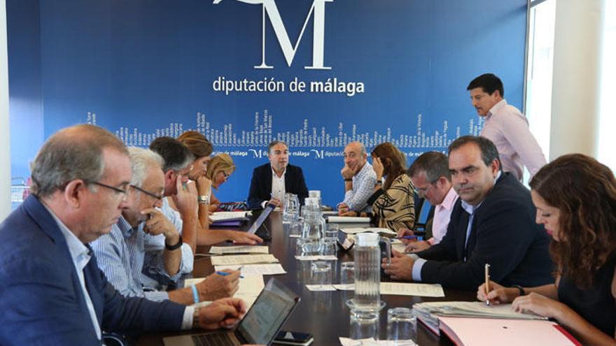 La Junta de Gobierno de la Diputación de Málaga ha dado luz verde en su última reunión a proyectos de obras cifrados en medio millón de euros.