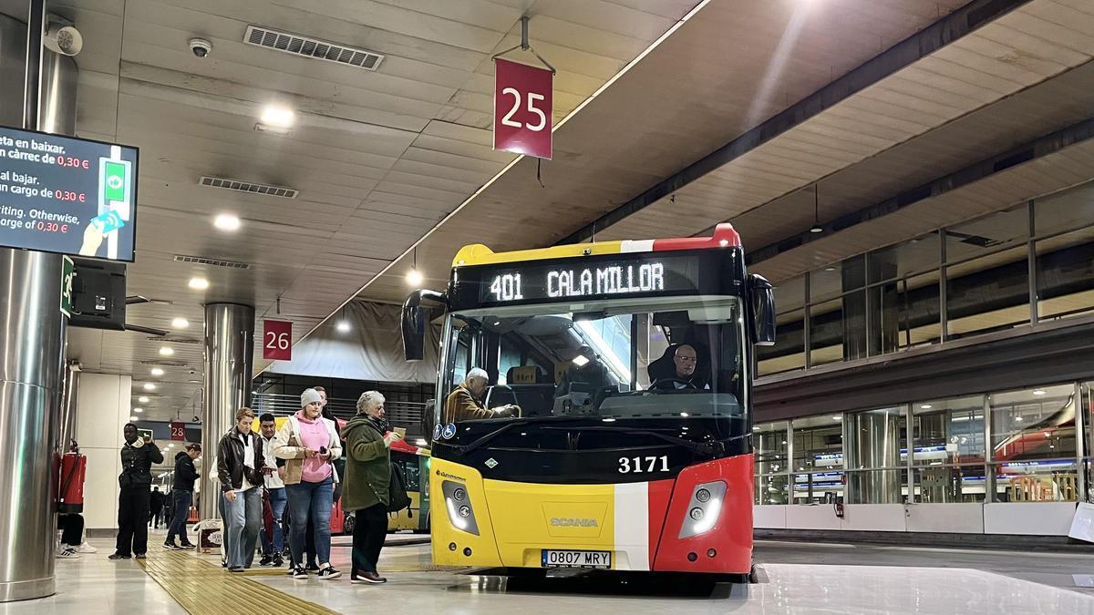 Hier geht es beim Einsteigen geordnet zu, aber das ist nicht immer der Fall bei den Überlandbussen auf Mallorca.
