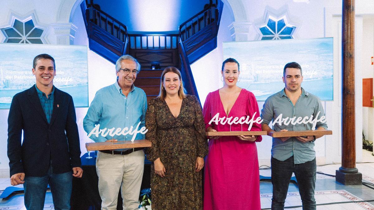 Eduardo Placeres (i) junto a Astrid Pérez y tres de los premiados por la rehabilitación del patrimonio en Arrecife, anoche, en la Casa de la Cultura Agustín de la Hoz.