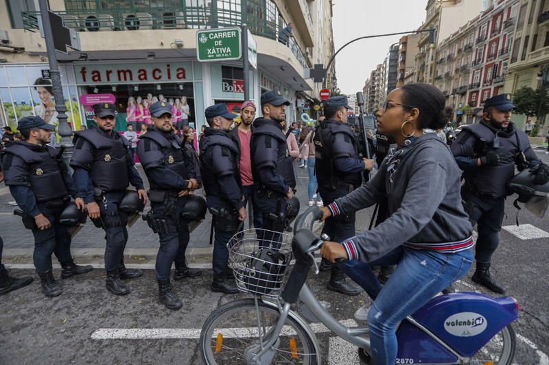 9 d'Octubre: Tensión en las manifestaciones en el centro de València