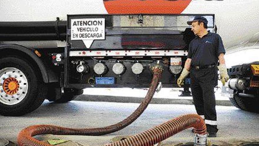 Un camión surte de combustible a una de las gasolineras de la comarca. / BERNABÉ/JAVIER LALÍN