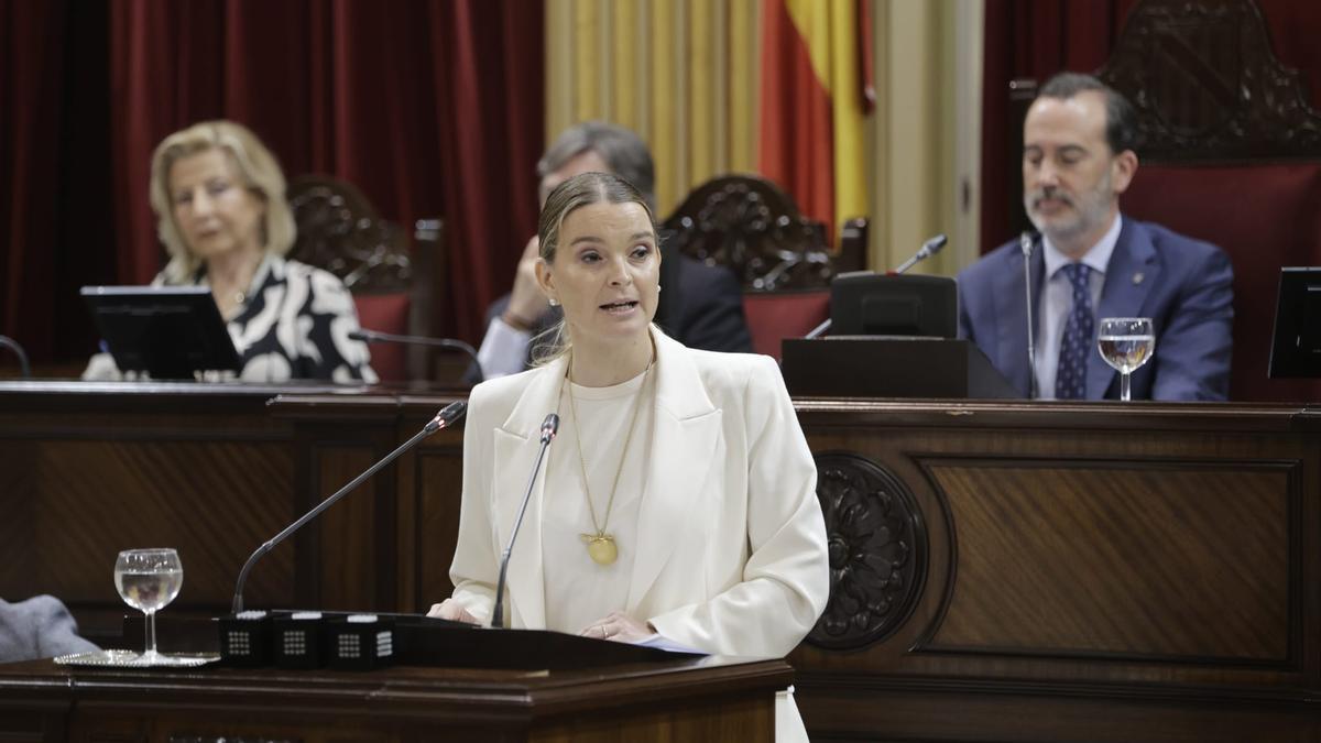 Marga Prohens, hoy en el Parlament junto a Gabriel Le Senne.