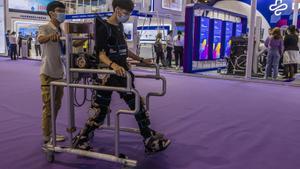 Un visitante prueba un producto médico en la Feria Internacional de Equipos Medicinales de China en Shanghai.