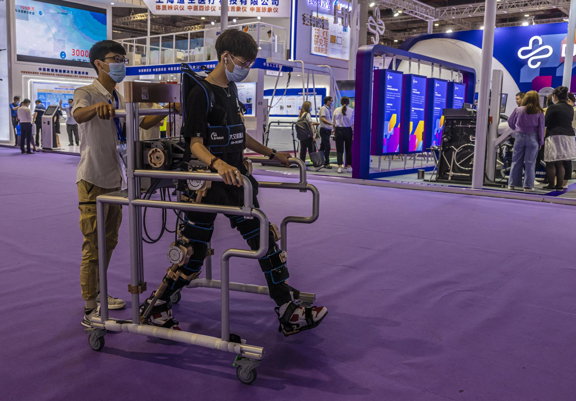 Un visitante prueba un producto médico en la Feria Internacional de Equipos Medicinales de China en Shanghai.