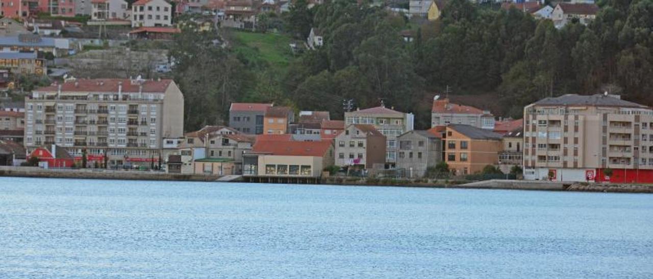 Varias de las viviendas del frente litoral urbano de Moaña que esperan por el indulto de Costas. |   G.N.