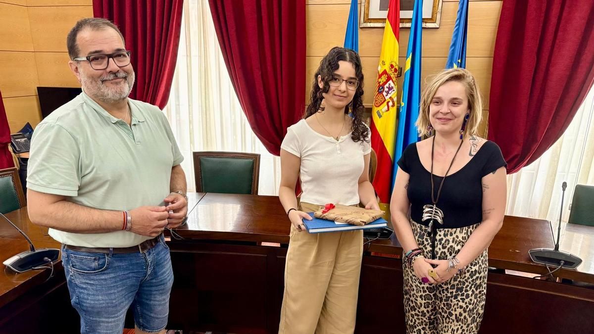 Jimena López Fuego, en el centro, con el alcalde de Langreo, Roberto García, y la concejala Marina Casero.